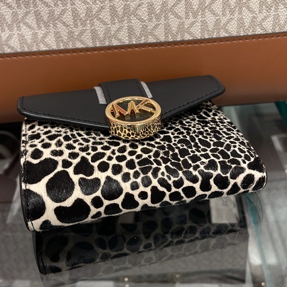 MICHAEL KORS
Carmen Medium Flap Bifold Faux Fur-Leather Wallet
Black
NWT - Picture 5 of 16